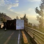 Percance. Un camión se volcó en el sector de Zámbiza en la avenida Simón Bolívar.