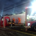 Ayuda. Miembros del Cuerpo de Bomberos acudieron para ayudar a los afectados
