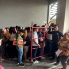 La seguridad del edificio busco dar organización al evento.