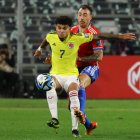 12 DE SEPTIEMBRE DE 2022/SANTIAGO
Matias Catalan (d) disputa la pelota con Luis Diaz (i), durante el partido valido por la segunda fecha de las Clasificatorias Conmebol 2026 entre las Selecciones de Chile y Colombia, disputado en el Estadio Monumental.
FOTO: SEBASTIAN ORIA/AGENCIAUNO