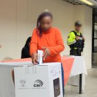 Una persona privada de la libertad ejerce su derecho al voto.