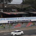 Anuncio. Una pancarta publicita el próximo retorno de la Plaza Guayarte, centro que cerró hace tres meses tras detectarse varias irregularidades.