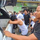 Amigos, familiares y compañeros de trabajo acompañan a "La Polilla" en su último adiós en el Parque de la Paz, al sur de Esmeraldas