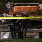 Policías limpian los exteriores del colegio donde se registró el ataque al profesor.