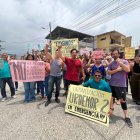 1. Reclamos. Los moradores de Urdenor 2 con carteles y gritos pidieron que se respete su derecho a la vida y solicitaron más seguridad