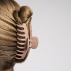 Es una buena opción para cuidar tu cabello mientras lo luces en un peinado.