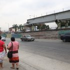 La falta de conclusión del puente en la Tanca Marengo genera que la ciudadanía demore el tomar el transporte o caminar más por los tramos cerrados.