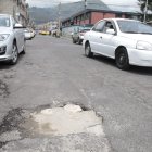 Enormes. Las deformaciones en la calzada son gigantes y profundas, ocasionando problemas a los carros más pequeños que los esquivan.