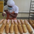 Proceso de decoración de guaguas de pan en la planta de Cyrano, ubicada en el norte de Quito.