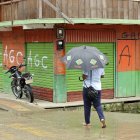 Un ciudadano camina por una calle de Puerto Meluk, Chocó, en la que parte de la población permanecía confinada.