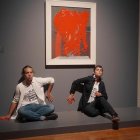 Dos activistas del colectivo Climáximo tiraron este viernes pintura roja sobre un cuadro de Pablo Picasso en Lisboa.