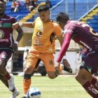 Milton Bolaños (c) también habría incurrido en el caso de las apuestas deportivas.