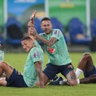 Neymar (c), Richarlison (i) y Vinicius (d) han sido blanco de las críticas, por una supuesta fiesta en la que habrían estado antes del duelo frente a Veezuela.