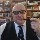 Es periodista, con más de treinta y cinco años en medios.