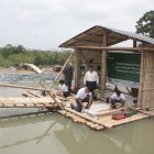 La casa debe ser construida en un terreno seco, antes de la inundación, no está diseñada para que recorra.