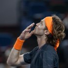 Rublev celebra su victoria. Es el único Top 10 que sobrevive en el torneo.