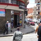 Negocios. Rótulos con advertencias para delincuentes son parte de la fachada de comercios.