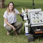 La responsable del proyecto Foodcollect, del Instituto Tecnológico de la Alimentación (Ainia), Gabriele Kubiliute, con Ramonet en un campo agrícola.