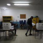 Dos personas acuden a votar para la jornada de elecciones generales , en Quito (Ecuador), en una fotografía de archivo.
