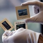 Fotos. Detalle de varios negativos y diapositivas del libro de viajes.