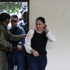 La candidata presidencial correísta Luisa González pidió este domingo a sus compatriotas que voten "con memoria" en la segunda vuelta de las elecciones presidenciales de Ecuador, en la que se disputa la jefatura del Estado con el joven empresario Daniel Noboa.

Ataviada con un chaleco antibalas, como durante casi toda la campaña, González sufragó en Canuto, una localidad rural cercana a la ciudad de Chone, de la provincia costera de Manabí en medio de un fuerte contingente de seguridad.