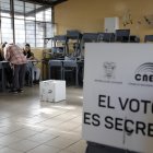 Ciudadanos asisten a votar en la segunda vuelta de las elecciones presidenciales hoy, en Quito (Ecuador).