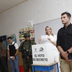 La esposa del candidato presidencial Daniel Noboa, Lavinia Valbonesi, votó bajo un fuerte dispositivo de seguridad en Guayaquil, utilizando un chaleco antibalas, y el candidato se retiró sin hacer declaraciones tras el sufragio.