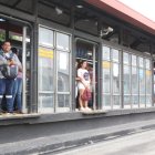 Ciudanos esperan la Metrovía para poder ir a votar.