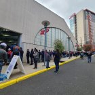 Una larga fila se observó desde temprano en uno de los recintos electorales de Nueva Jersey, en Estados Unidos.