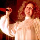 Inmortal escena del filme de horror Carrie, en el que Piper Laure encarna a una madre desequilibrada.