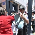 En los exteriores de los recintos electorales la policía tiene la disposición de revisar maletas, carteras, mochilas.