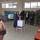 La candidata a vicepresidenta Verónica Abad votó en su natal Cuenca.