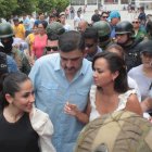 El alcalde llegó junto con Marcela Aguiñaga y Luisa González