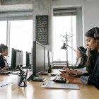 Un grupo de personas que laboran en un Call Center, se ocupan en cumplir con la asignación de llamadas a las que están obligadas por día.