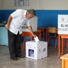 Civismo. Manuel Cruz Padilla, en el momento en el que deposita su voto, tras elegir a uno de los candidatos presidenciales.