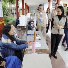 Isabel de Saint Malo (c), jefa de la misión de observación de la OEA en Ecuador, recorre hoy el colegio San Gabriel en Quito (Ecuador).