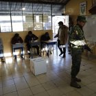 Ciudadanos asisten a votar en la segunda vuelta de las elecciones presidenciales este domingo 15 de octubre, en Quito (Ecuador). Al igual que en la primera vuelta celebrada el 20 de agosto, esta jornada de votación volverá a tener un fuerte dispositivo de seguridad con unas 100.000 personas enfocadas en garantizar el correcto desarrollo del sufragio. EFE/ Santiago Fernández