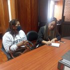 La afiliada Martha Ashqui fue atendida en el Hospital deñ IESS de Ambato por la abogada Gabriela Cevallos, quien escuchó su reclamo.