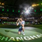 Hurkacz posó con el trofeo en la cancha del complejo deportivo de Qizhong.