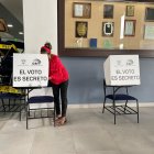 Una ciudadana ejerce su derecho al voto en esta segunda vuelta electoral