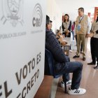 Elecciones presidenciales en Ecuador concluyen con éxito: alta participación y jornada sin incidentes, según el CNE y la OEA.