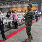 Madrid, España. Una gran bandera tricolor, seguridad y orden recibieron a los miles de migrantes ecuatorianos que acudieron a depositar su voto en Ifema, el recinto electoral que se abrió en la capital española, donde hay 66.000 compatriotas empadronados.