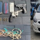 La Policía Nacional recopiló evidencias como armas, celulares, cuerdas y un vehículo.