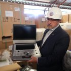 El ministro de Salud, José Ruales, muestra uno de los equipos médicos adquiridos por la cartera de Estado.