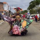 Elba González, influyente manabita, sorprende con un atuendo de traje típico a lo miss universo para votar en la segunda vuelta electoral.