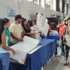 En Esmeraldas, los uniformados acompañaron a los miembros de la Junta Receptora del voto.