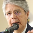 El presidente de Ecuador, Guillermo Lasso, pronuncia un discurso tras votar en la segunda ronda de las elecciones presidenciales hoy, en Guayaquil (Ecuador).