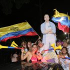 Simpatizantes del candidato a la presidencia Daniel Noboa, celebran el triunfo de su candidato durante las elecciones presidenciales 2023 hoy en Guayaquil (Ecuador).