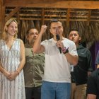 El candidato Daniel Noboa, habla con la prensa, tras ganar las elecciones presidenciales 2023 hoy, en Olon provincia de Santa Elena (Ecuador).