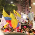 Triunfo. Simpatizantes del presidente electo se concentraron en parte del malecón de Guayaquil para celebrar la victoria en las urnas.